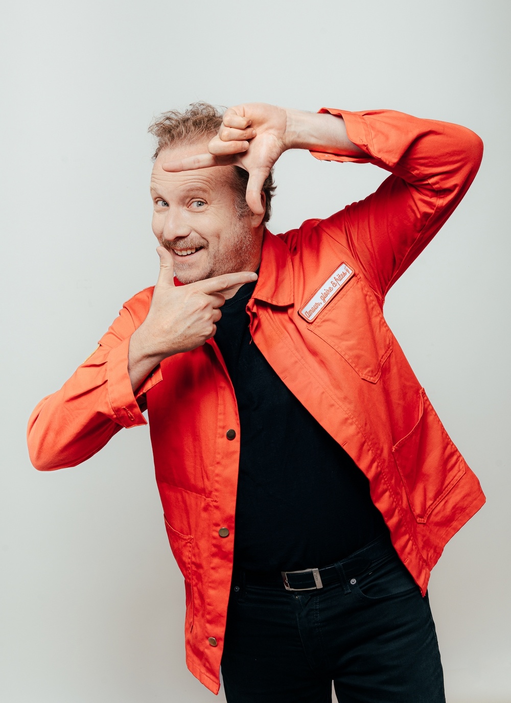 Thomas Croisière - Voyage en Comédie – Portrait Rouge Cadre (c) Kobayashi